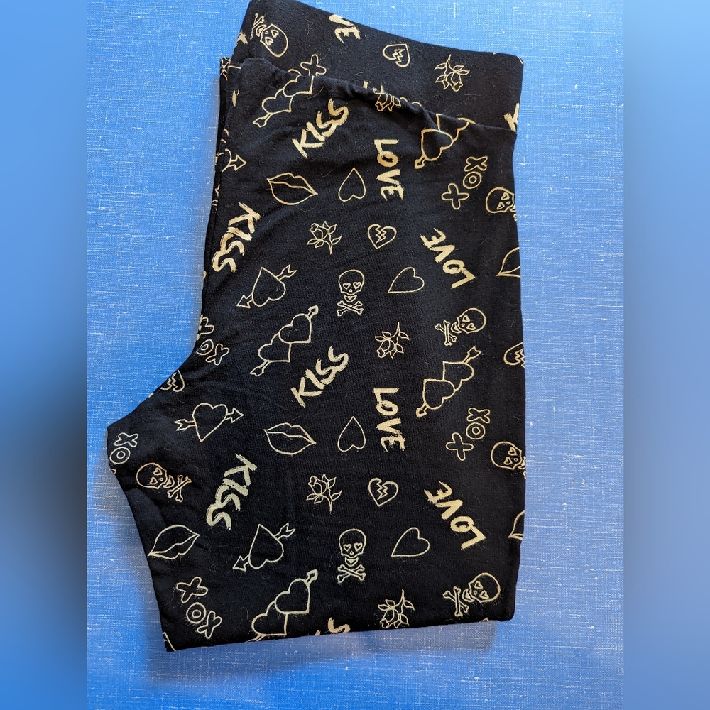 Betsy Johnson x Torrid leggings - black with skulls and graphic design